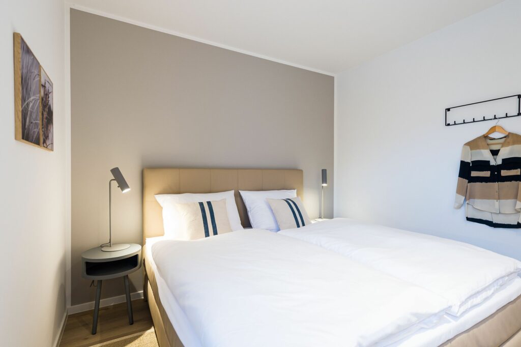 Schlafzimmer mit Doppelbett in Ferienwohnung Grömitz