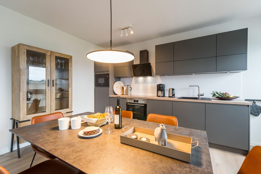 Küche mit Esstisch mit moderner Ausstattung in Ferienwohnung Grömitz
