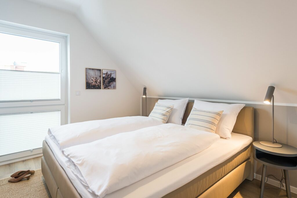 Schlafzimmer mit Doppelbett in Ferienwohnung Grömitz