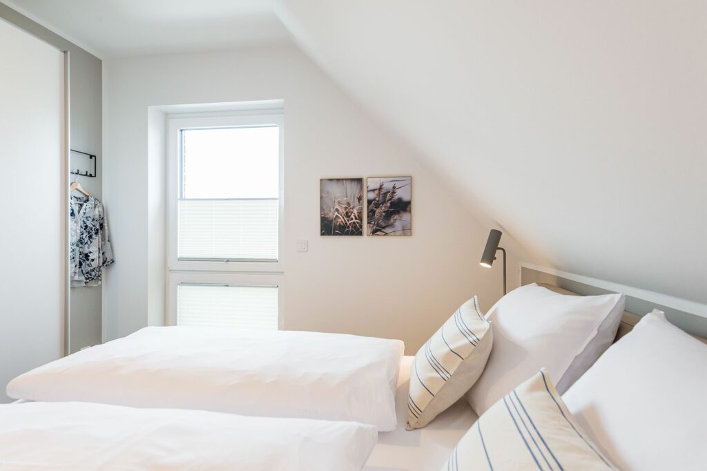 Schlafzimmer mit Doppelbett in Ferienwohnung Grömitz