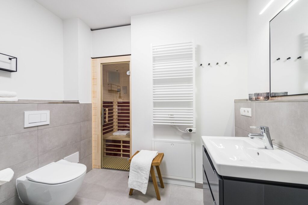 Badezimmer mit Handtuchwärmer und Sauna in Ferienwohnung Grömitz