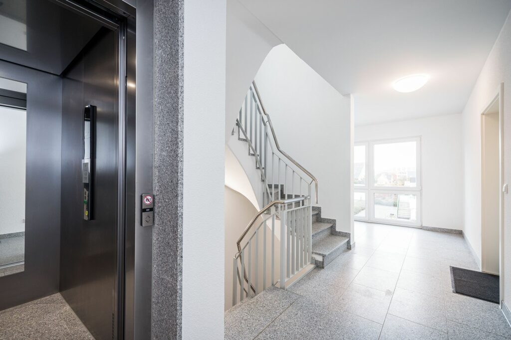 Eingangsbereich mit Treppe mit Fahrstuhl in Ferienwohnung Grömitz