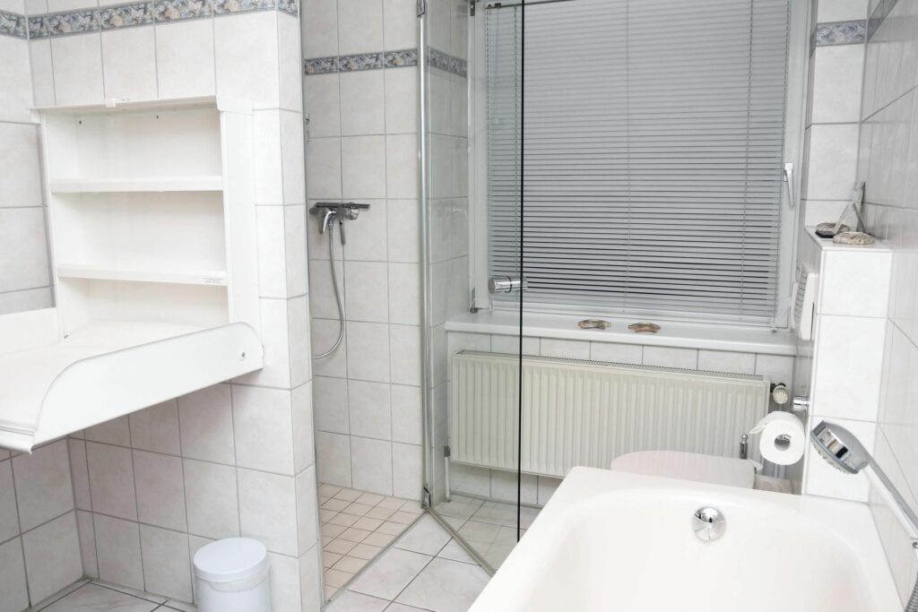 Geräumiges Badezimmer in einem Ferienhaus an der Ostsee