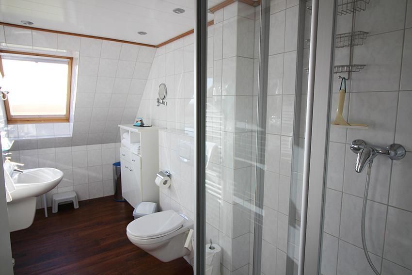 Ein Badezimmer in einem Ferienhaus an der Ostsee