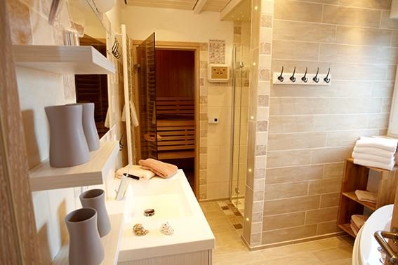 Modernes Badezimmer mit eigener Sauna in einer Ferienwohnung an der Ostsee