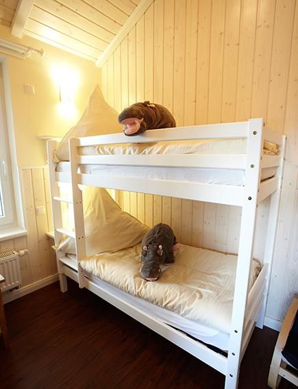Kinderzimmer im Wellnesshus in Bliesdorf an der Ostsee. Alles in weiß gehalten bietet dieses Doppelbett platz für zwei Kinder.