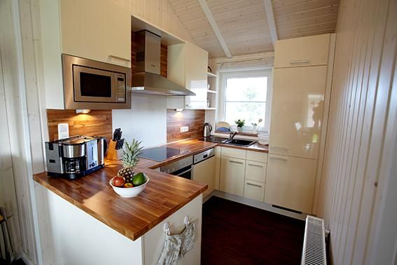 Ein Küchenbereich in einem Wellnesshaus in Bliesdorf an der Ostsee.