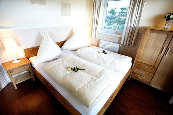 Schlafzimmer in einer Ferienwohnung an der Ostsee