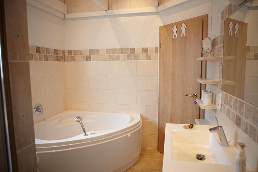 Eine Whirlwanne in einem Badezimmer vom Wellnesshaus in Bliesdorf an der Ostsee