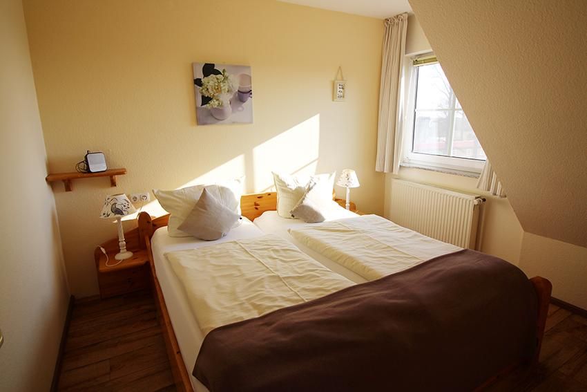 Lichtdurchflutetes Schlafzimmer einer Ferienwohnung an der Ostsee