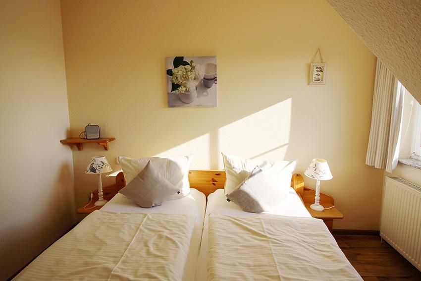 Schlafzimmer einer Ferienwohnung an der Ostsee