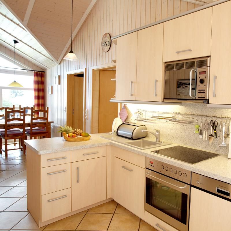 Küchenzeile mit Holzvertäfelung in einem Wellnesshaus in Bliesdorf an der Ostsee