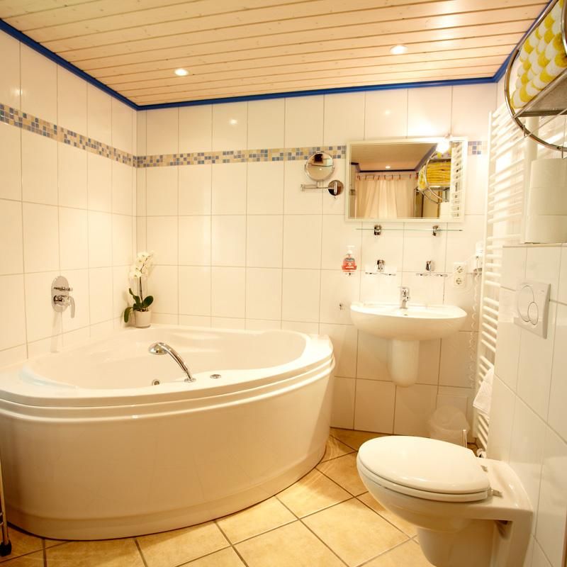 Badezimmer mit einer Whirlwanne in einer Ferienwohnung an der Ostsee