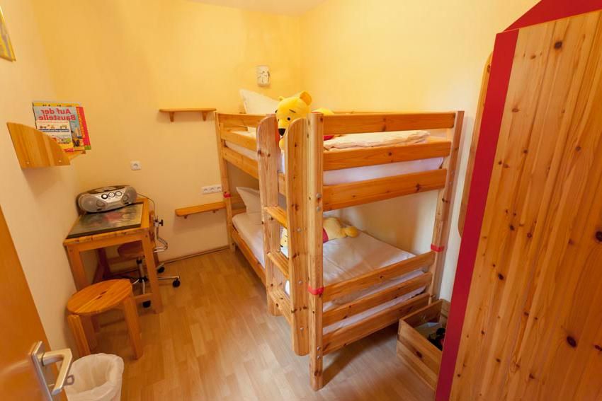 Kinderzimmer mit Doppelbett in einer Ferienwohnung an der Ostsee
