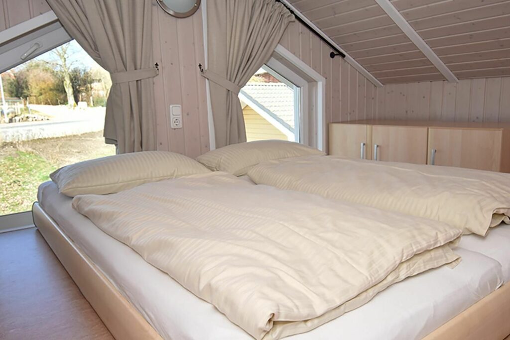 Doppelbett Schlafzimmer im Dachstuhl vom einem Wellnesshaus in Bliesdorf an der Ostsee.