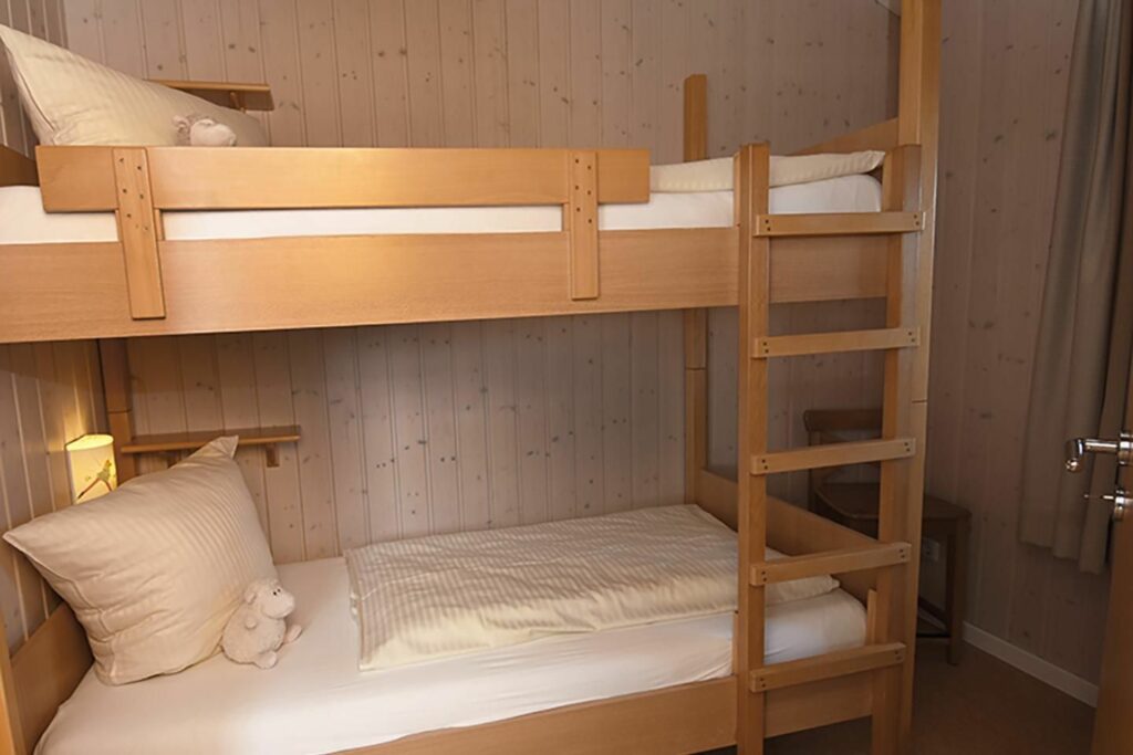 Kinderzimmer mit Hochbett für zwei Kinder