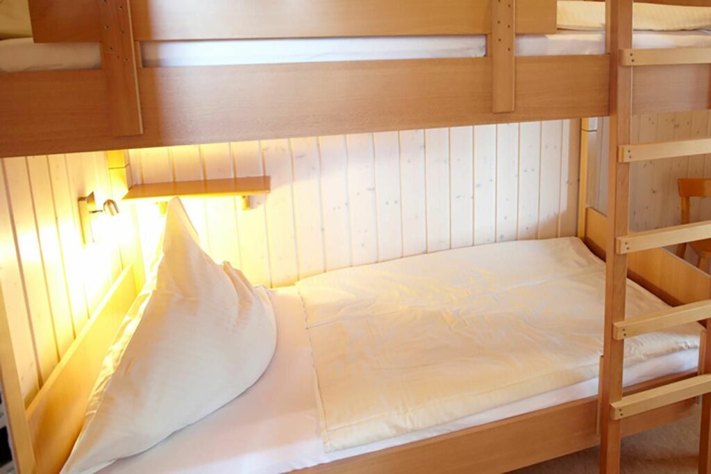 Doppelbett aus einem Kinderzimmer einer Ferienwohnung an der Ostsee