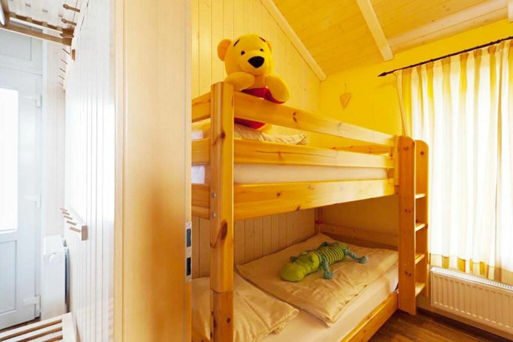Ein Kinderzimmer im Wellnesshaus in Bliesdorf an der Ostsee. Mit einem Doppelbett ist hier genug platz für zwei Kinder.