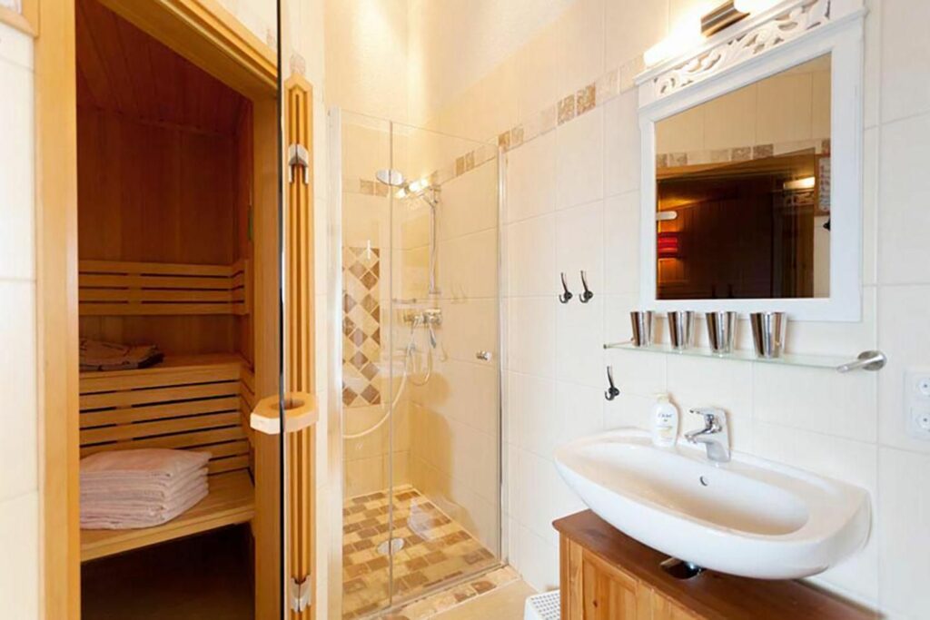 Badezimmer mit Dusche und Sauna im Wellnesshaus in Bliesdorf an der Ostsee