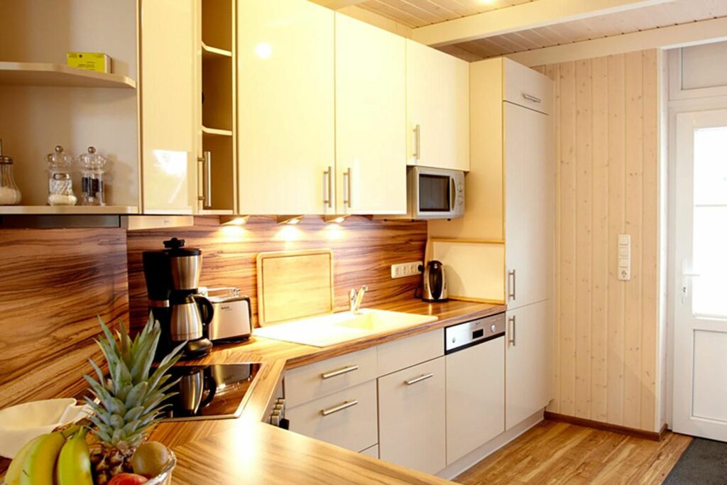 Eine Küchenzeile einer Ferienunterkunft an der Ostsee.