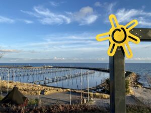 Ein leerer Hafen an der Ostsee