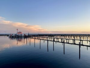 Ein leerer Hafen an der Ostsee mit nur einem Boot zum Sonnenuntergang