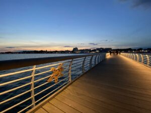 Beleuchtete Seebrücke in Grömitz bei Nacht.