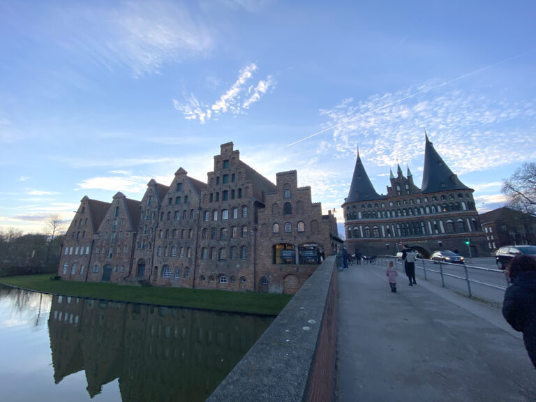 Städte an der Ostseeküste bei blauen Himmel