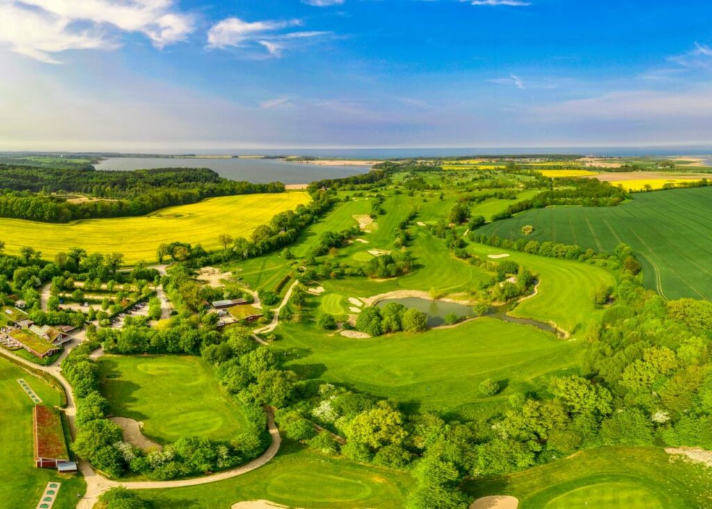 Der Golfplatz an der Ostsee aus der Vogelperspektive.