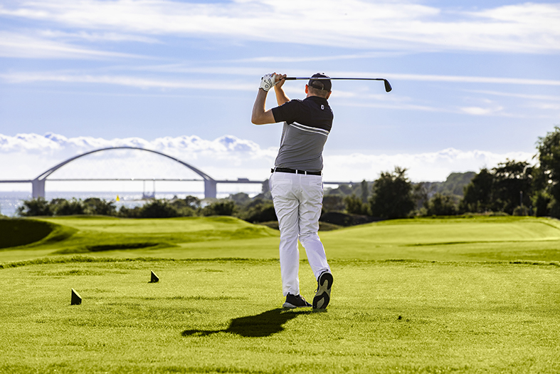 Ein Golfer beim Abschlag.