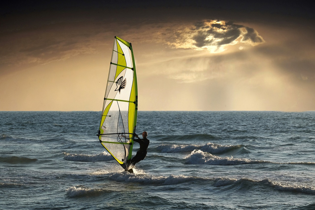 Windsurfer an der Ostsee auf dem Meer