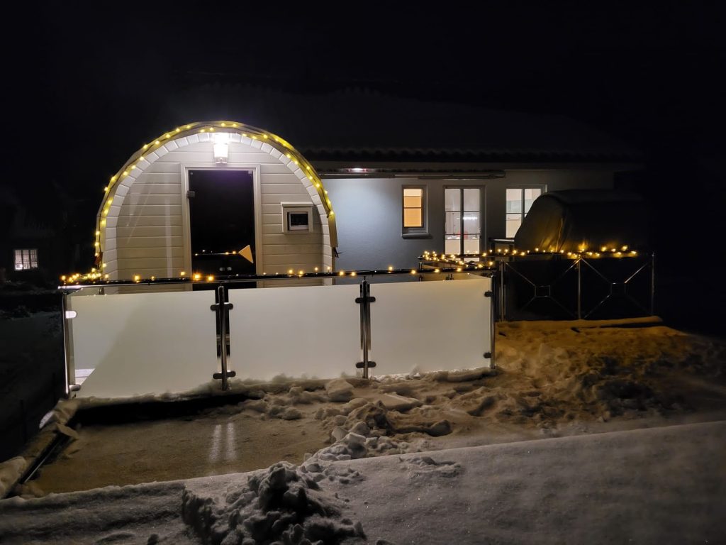 Sauna von außen im Winter in Ferienhaus Grömitz