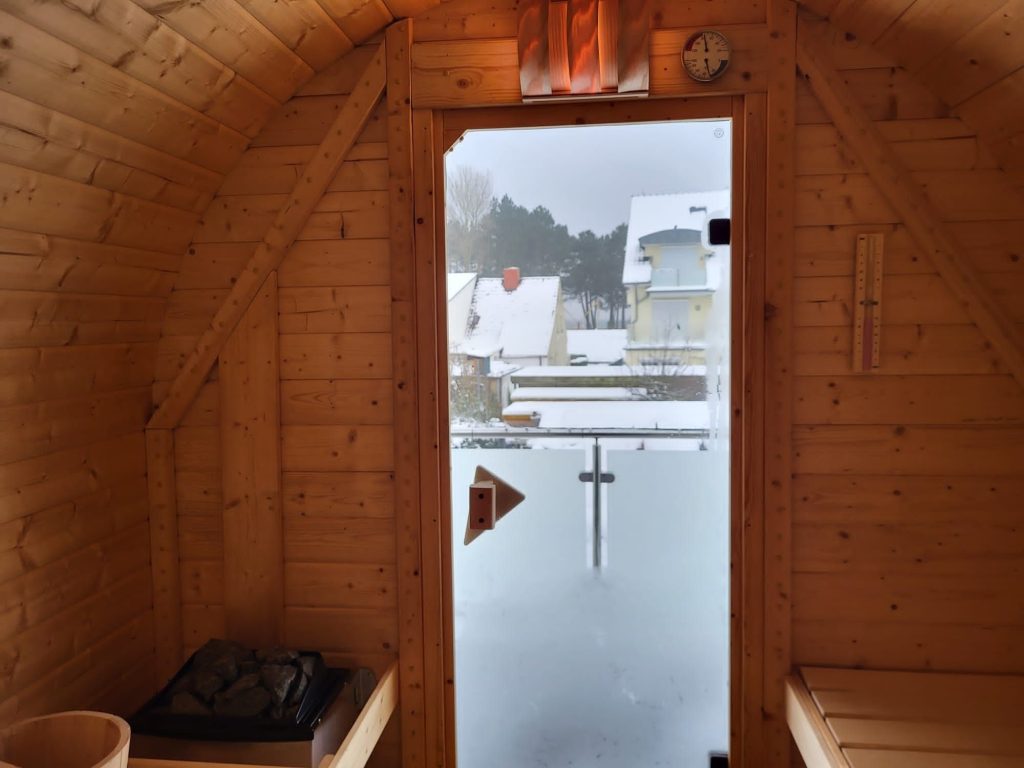 Sauna mit Blick nach draußen in Ferienhaus Grömitz