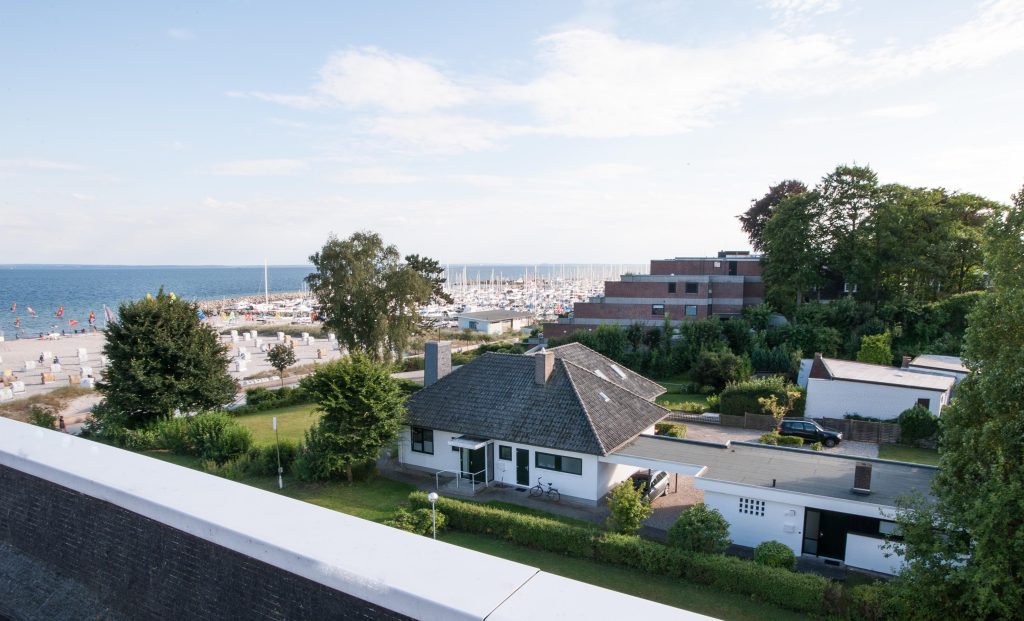 Blick auf Ferienhäuser Grömitz in Strandnähe und Hafen