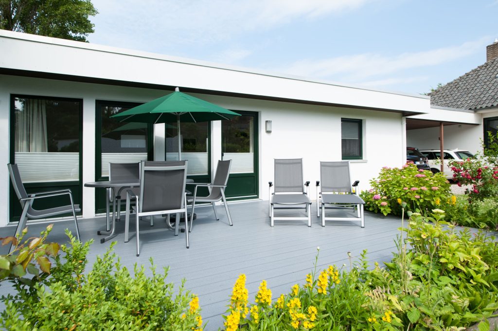 Ferienhaus Grömitz mit großer möblierter Terrasse mit Sonnenschirm